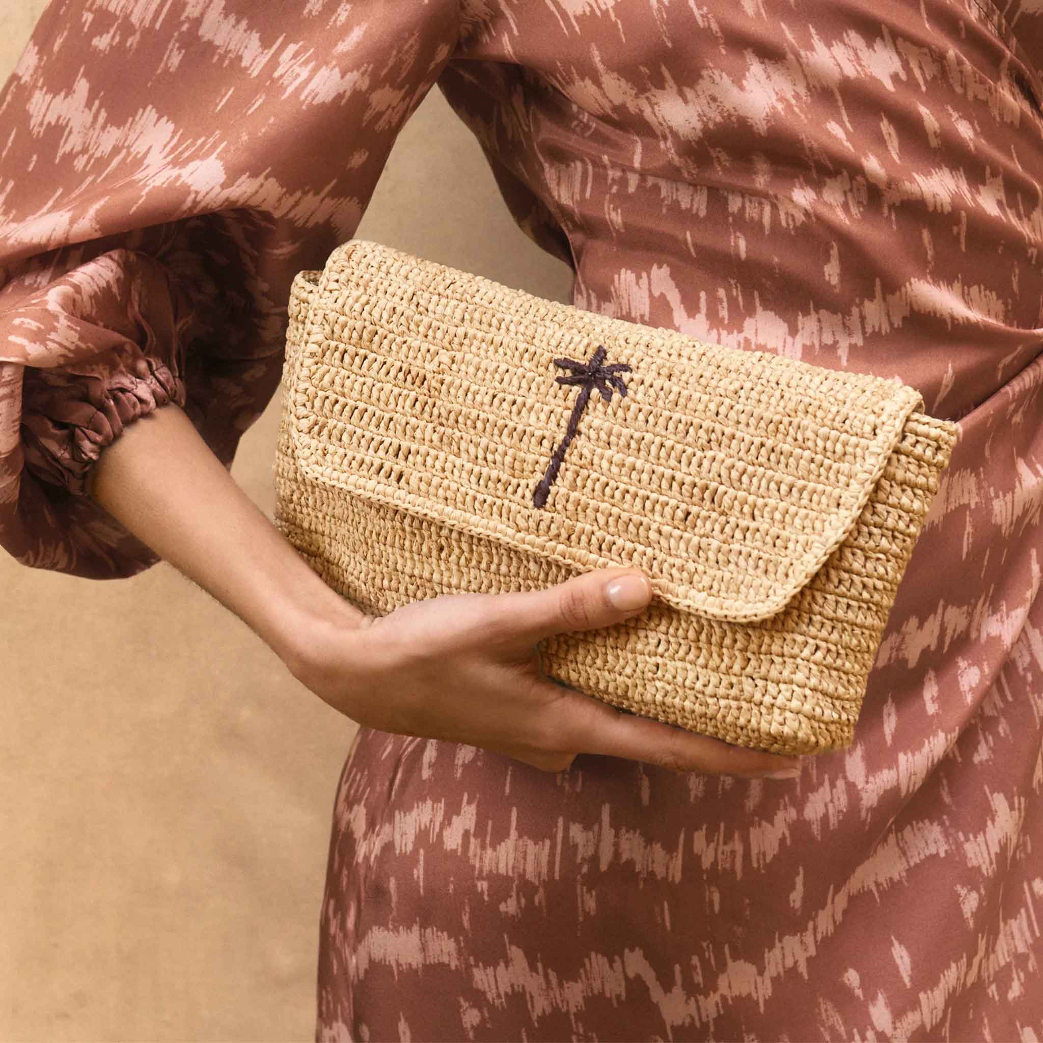Pouch Bag in Raffia Natural
